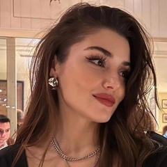 Hande Erçel, 28 лет