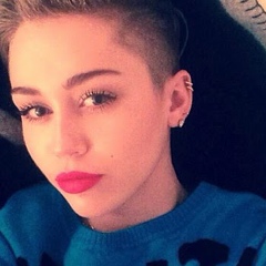 Miley-Ray Cyrus, 32 года