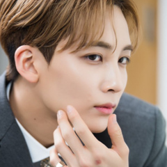 Yoon Jeonghan, 33 года